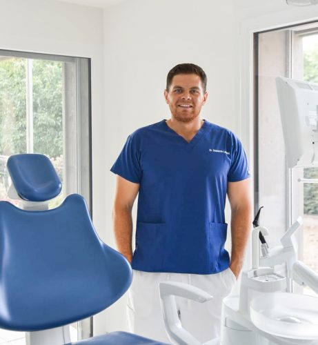 Photo du dentiste Laurent Dessazin dans son cabinet dentaire à Cugy